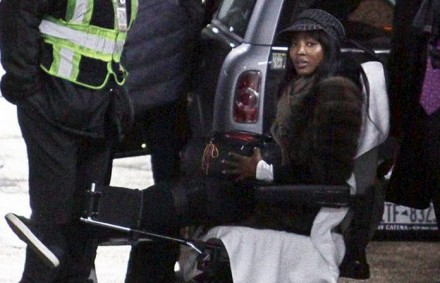 Naomi Campbell finisce sulla sedia a rotelle